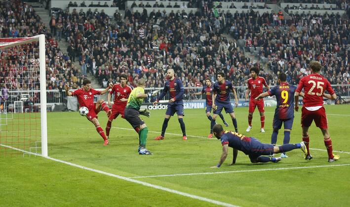 Mario Gomez ( Bayern 33 ) schiesst das Tor zum 2-0 ,Aktion, Einzelbild, Torschuss FC BAYERN MÜNCHEN - FC BARCELONA ( - ) Fussball UEFA Champions League, Halbfinale Hinspiel, München, 23.04.2013 CL Saison 2012 2013, FCB, München, BARCA