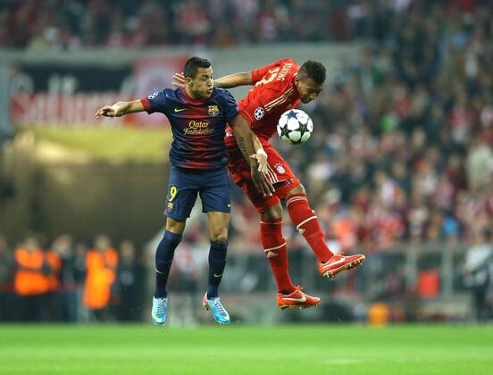 Foto .... Alexis Sanchez - Barcelona - gegen .... David Alaba, rechts Fussball - Championsleague am Di. 23.04.2013 Halbfinale, Bayern München - CF Barcelona