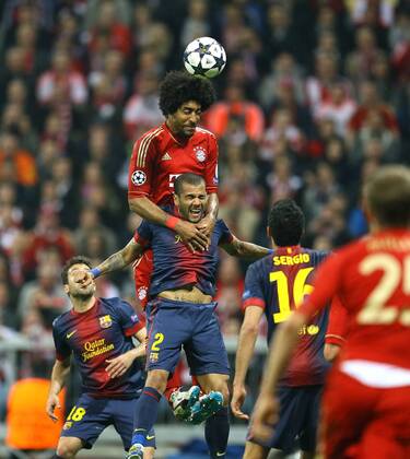 Foto .... Daniel Alves - Barcelona - gegen .... Dante , er köpft die Vorlage auf Mueller zum 1-0 Fussball - Championsleague am Di. 23.04.2013 Halbfinale, Bayern München - CF Barcelona