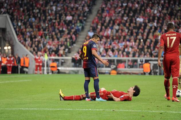 Alexis SANCHEZ 9 (FC Barcelona) diskutiert mit Javier MARTINEZ (FC Bayern München) am Boden. EP_WSE