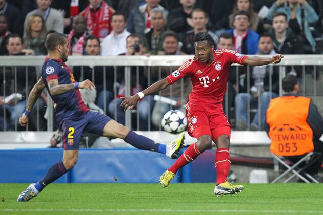 Zweikampf zwischen links Daniel ALVES 2 (FC Barcelona) und David ALABA 27 (FC Bayern München) EP_Kolbert