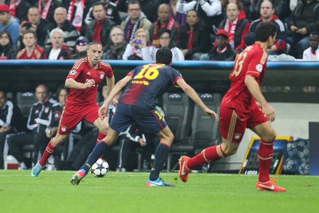 am Ball Franck RIBERY 7 (FC Bayern München) rechts im Bild Sergio BUSQUETS 16 (FC Barcelona) und Mario GOMEZ 33 (FC Bayern München) EP_Kolbert