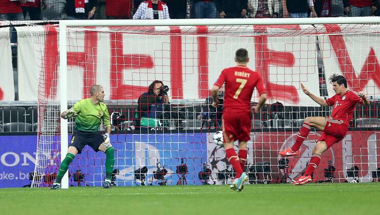 FUSSBALL - CL, Bayern vs Barcelona MUENCHEN,DEUTSCHLAND,23.APR.13 - FUSSBALL - UEFA Champions League, Halbfinale, FC Bayern München vs FC Barcelona. Bild zeigt Victor Valdes (Barcelona) und Mario Gomez (Bayern). Keywords: Tor, Treffer. 