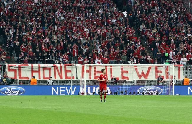 FUSSBALL - CL, Bayern München,DEUTSCHLAND,23.APR.13 - FUSSBALL - UEFA Champions League, Halbfinale, FC Bayern München. Bild zeigt Philipp Lahm (Bayern) und Fans. 