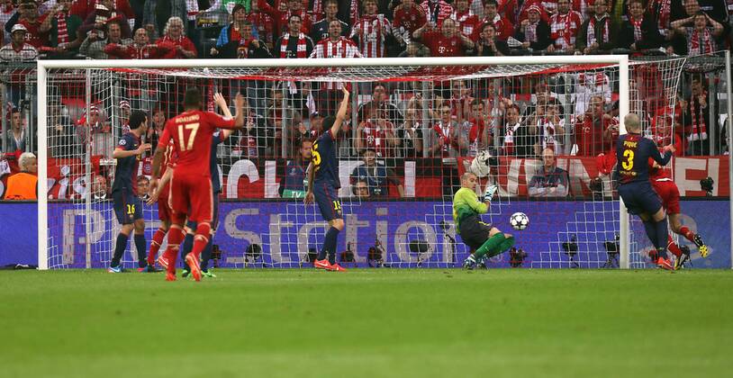 München Fußball Champions League FC Bayern München vs. FC Barcelona, Tor zum 1:0 durch Thomas Müller (Bayern, rechts) , Torwart Victor Valdes (Barcelona) kann ihn nicht mehr halten