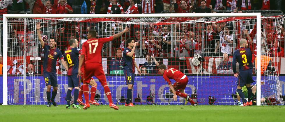 München Fußball Champions League FC Bayern München vs. FC Barcelona, Thomas Müller (Bayern, Mitte) jubelt über sein Tor zum 1:0