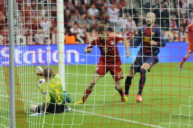 Tor zum 1-0 durch Thomas MUELLER (MÜLLER,Bayern München) gegen Victor VALDES,Torwart (Barcelona),Aktion,Jubel,Freude,Begeisterung,re:Gerard PIQUE (Barcelona). FC Bayern München - FC Barcelona. Fussball Champions League, Halbfinale,Hinspiel, am 23.04.2013 ,A L L I A N Z A R E N A.