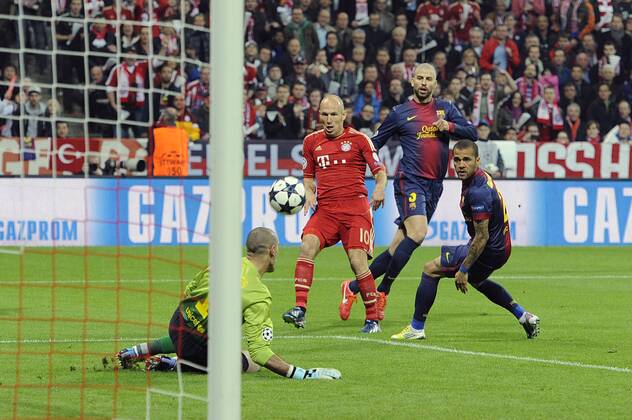 Torchance durch Arjen ROBBEN (Bayern München) gegen Gerard PIQUE (Barcelona),Daniel ALVES (Barcelona) und Victor VALDES,Torwart (Barcelona). FC Bayern München - FC Barcelona. Fussball Champions League, Halbfinale,Hinspiel, am 23.04.2013 ,A L L I A N Z A R E N A.