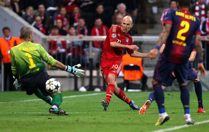 München Fußball Champions League FC Bayern München vs. FC Barcelona, Arjen Robben (Bayern) schießt das Tor zum 3:0