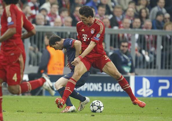 Mario Gomez ( Bayern 33 ) im Zweikampf , Aktion um den Ball gegen Lionel Messi ( 10 Barca) Aktion, Zweikampf, Spielszene, Tackling, Ball FC BAYERN MÜNCHEN - FC BARCELONA ( - ) Fussball UEFA Champions League, Halbfinale Hinspiel, München, 23.04.2013 CL Saison 2012 2013, FCB, München, BARCA
