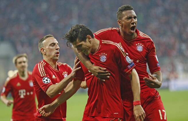 Mario Gomez ( Bayern 33 ) schiesst das Tor zum 2-0 ,Aktion, Einzelbild,Jubel, Freude, Emotionen, Feiern, Lachen, jubelt, freuen, reisst die Arme hoch, ballt die Faust , Frank Ribery (Bayern 7), Jerome BOATENG (Bayern Nr.17) FC BAYERN MÜNCHEN - FC BARCELONA ( - ) Fussball UEFA Champions League, Halbfinale Hinspiel, München, 23.04.2013 CL Saison 2012 2013, FCB, München, BARCA