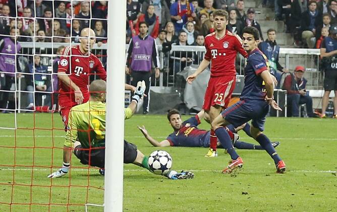 Arjen ROBBEN, 10 FCB schiesst das Tor zum 3-0, re. Thomas Müller und Jordi Alba Aktion, Einzelbild, Torschuss FC BAYERN MÜNCHEN - FC BARCELONA ( - ) Fussball UEFA Champions League, Halbfinale Hinspiel, München, 23.04.2013 CL Saison 2012 2013, FCB, München, BARCA