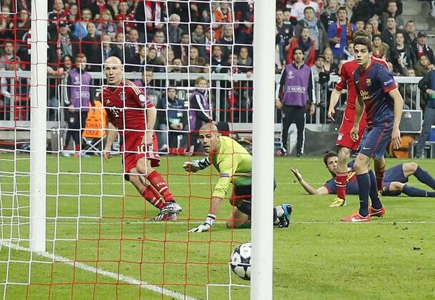 Arjen ROBBEN, 10 FCB schiesst das Tor zum 3-0 ,Aktion, Einzelbild, Torschuss FC BAYERN MÜNCHEN - FC BARCELONA ( - ) Fussball UEFA Champions League, Halbfinale Hinspiel, München, 23.04.2013 CL Saison 2012 2013, FCB, München, BARCA