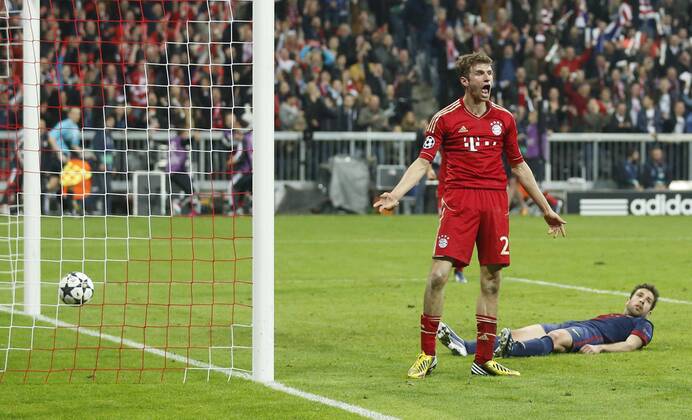 Thomas Müller Mueller (Bayern 25) schiesst das Tor zum 4-0 ,Aktion, Einzelbild, Torschuss Jubel, Freude, Emotionen, Feiern, Lachen, jubelt, freuen, reisst die Arme hoch, ballt die Faust FC BAYERN MÜNCHEN - FC BARCELONA ( - ) Fussball UEFA Champions League, Halbfinale Hinspiel, München, 23.04.2013 CL Saison 2012 2013, FCB, München, BARCA