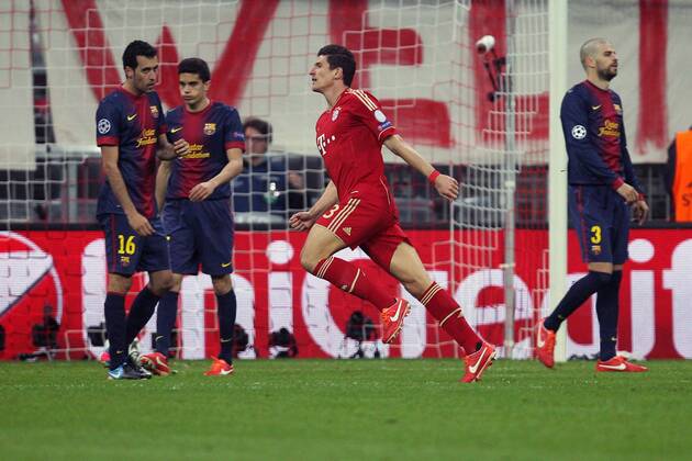 Torjubel von Mario GOMEZ 33 (FC Bayern München) links aus Barca Sicht Sergio BUSQUETS 16 (FC Barcelona), Marc BARTRA 15 (FC Barcelona) und Gerard PIQUE 3 (FC Barcelona) EP_Kolbert