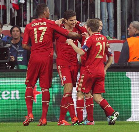 Torjubel von links Jerome BOATENG 17 (FC Bayern München), Mario GOMEZ 33 (FC Bayern München) und Philipp LAHM 21 (FC Bayern München) EP_Kolbert