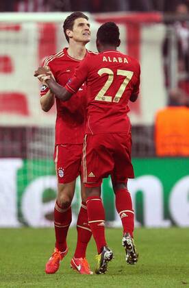 Torjubel von links Mario GOMEZ 33 (FC Bayern München) und David ALABA 27 (FC Bayern München) EP_Kolbert
