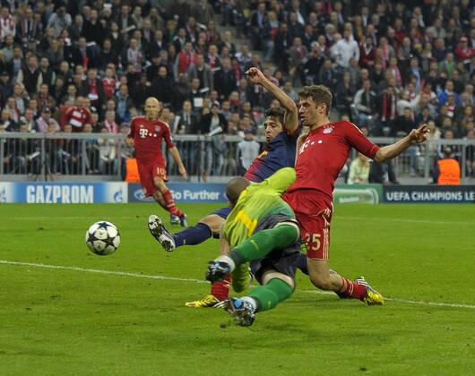 23.04.2013, Fussball Champions League Halbfinale Hinspiel: FC Bayern München - FC Barcelona, in der Allianz-Arena München. Torschuss Thomas Müller (re, Bayern München) zum 4:0. Torwart Victor Valdes (Barcelona) hat keine Chance.