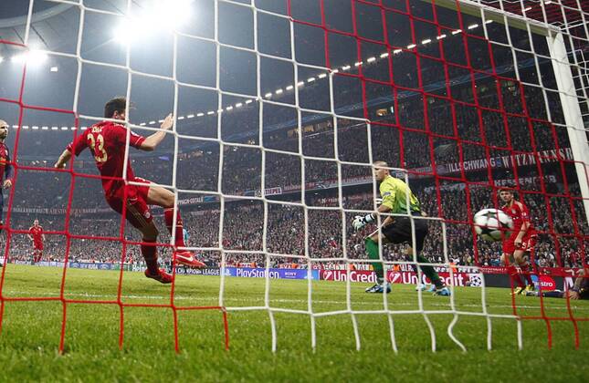 Mario Gomez ( Bayern 33 ) schiesst das Tor zum 2-0 ,Aktion, Einzelbild, Torschuss FC BAYERN MÜNCHEN - FC BARCELONA ( - ) Fussball UEFA Champions League, Halbfinale Hinspiel, München, 23.04.2013 CL Saison 2012 2013, FCB, München, BARCA