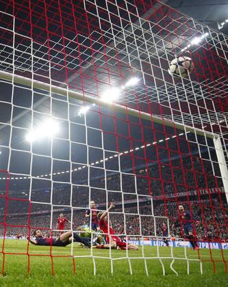 Thomas Müller Mueller (Bayern 25) schiesst das Tor zum 4-0 ,Aktion, Einzelbild, Torschuss FC BAYERN MÜNCHEN - FC BARCELONA ( - ) Fussball UEFA Champions League, Halbfinale Hinspiel, München, 23.04.2013 CL Saison 2012 2013, FCB, München, BARCA