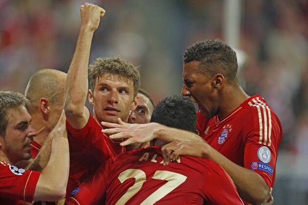 Thomas Müller Mueller (Bayern 25) jubelt nach dem Tor zum 4-0 mit David ALABA ( Bayern 27 ), Arjen ROBBEN, 10 FCB , Jerome BOATENG (Bayern Nr.17), Philipp Lahm (Bayern 21) Jubel, Freude, Emotionen, Feiern, Lachen, jubelt, freuen, reisst die Arme hoch, ballt die Faust FC BAYERN MÜNCHEN - FC BARCELONA ( - ) Fussball UEFA Champions League, Halbfinale Hinspiel, München, 23.04.2013 CL Saison 2012 2013, FCB, München, BARCA