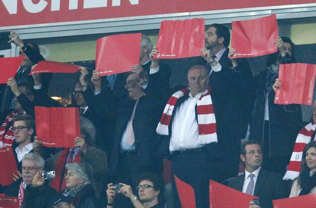 Präsident und Aufsichtsratsvorsitzender Uli HOENESS (FCB) auf der Ehrentribüne mit der roten Karte, Karl HOPFNER (FCB Geschäftsführer) , Karl-Heinz RUMMENIGGE (Vorstandsvorsitzender FCB AG) FC BAYERN MÜNCHEN - FC BARCELONA ( - ) Fussball UEFA Champions League, Halbfinale Hinspiel, München, 23.04.2013 CL Saison 2012 2013, FCB, München, BARCA