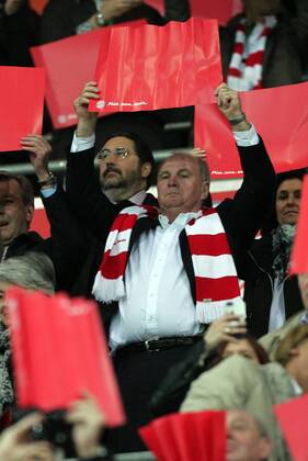 Uli Hoeneß mit roter Pappe Fußball Fussball Championsleague Halbfinale Hinspiel Saison 2012 13 23.04.2013 FC Bayern München vs. FC Barcelona FCB Barca