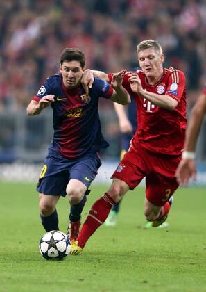 FUSSBALL - CL, Bayern vs Barcelona MUENCHEN,DEUTSCHLAND,23.APR.13 - FUSSBALL - UEFA Champions League, Halbfinale, FC Bayern München vs FC Barcelona. Bild zeigt Lionel Messi (Barcelona) und Bastian Schweinsteiger (Bayern). 