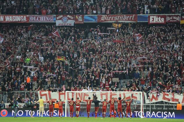 Schlussjubel ,Jubel,Freude,Begeisterung,LaOla Welle , FC Bayern München - FC Barcelona 4-0. Fussball Champions League, Halbfinale,Hinspiel, am 23.04.2013 ,A L L I A N Z A R E N A.