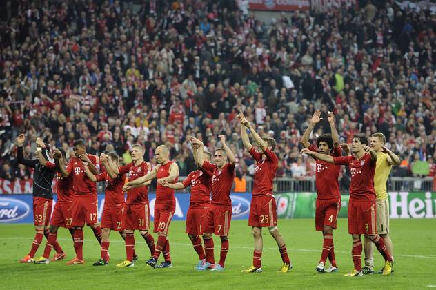 Schlussjubel ,Jubel,Freude,Begeisterung,LaOla Welle , FC Bayern München - FC Barcelona 4-0. Fussball Champions League, Halbfinale,Hinspiel, am 23.04.2013 ,A L L I A N Z A R E N A.
