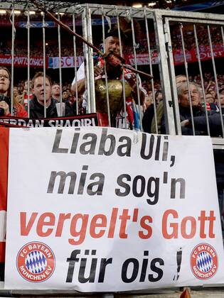 FUSSBALL CHAMPIONS LEAGUE HALBFINALE HINSPIEL 2012 2013 FC Bayern München - FC Barcelona 23.04.2013 Fans vom FC Bayern München mit einem Plakat 