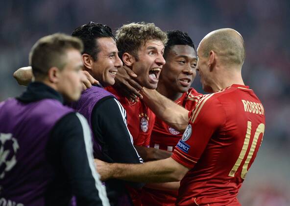 FUSSBALL CHAMPIONS LEAGUE HALBFINALE HINSPIEL 2012 2013 FC Bayern München - FC Barcelona 23.04.2013 Torjubel: Claudio Pizarro, Thomas Müller David Alaba und Arjen Robben (v.l., alle FC Bayern München) 