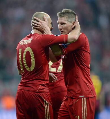 FUSSBALL CHAMPIONS LEAGUE HALBFINALE HINSPIEL 2012 2013 FC Bayern München - FC Barcelona 23.04.2013 Torjubel: Arjen Robben (li) und Bastian Schweinsteiger (re, beide FC Bayern München) 