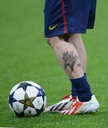 FUSSBALL CHAMPIONS LEAGUE HALBFINALE HINSPIEL 2012 2013 FC Bayern München - FC Barcelona 23.04.2013 Die Wade von Lionel Messi (Barca) ziert ein Abbild der Hände von seinem Sohn Thiago FOTO: Pressefoto ULMER Andreas Schaad xxNOxMODELxRELEASExx  FUL1230413083