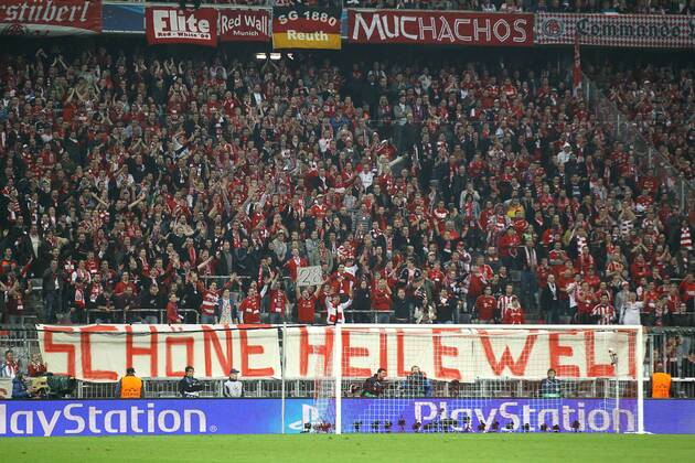 Schöne heile Welt - FC Bayern Fans präsentieren vorbereitete Zettel - Championsleague am Di. 23.04.2013 Halbfinale, Bayern München - 4 - 0
