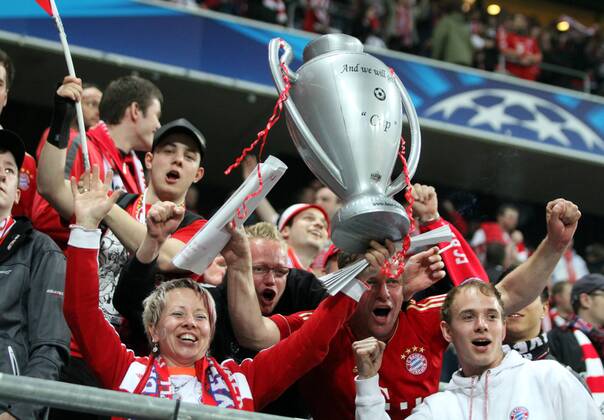 FC Bayern-Fans bejubeln den Sieg mit Nachbildung des CL-Pokals Fussball UEFA Champions League München Allianz Arena 23.04.2013 FC Bayern München -