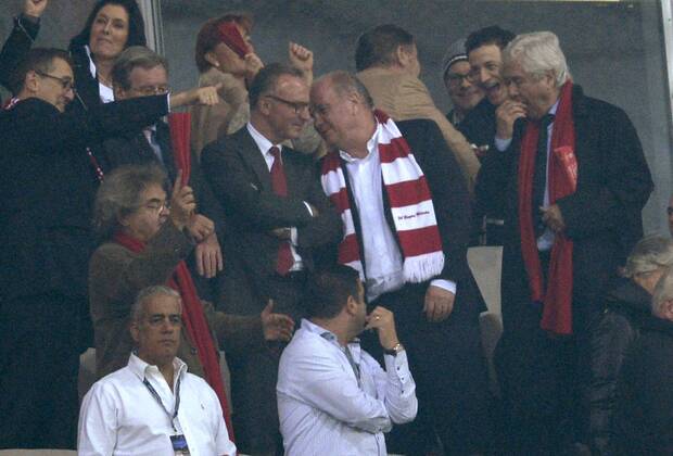 23.04.2013, Fussball Champions League Halbfinale Hinspiel: FC Bayern München - FC Barcelona, in der Allianz-Arena München. nach dem Spiel diskutiert Präsident Uli Hoeneß (München, Höness, Höneß, Hoeness, Hoeneß) mit Vorstandsvorsitzender Karl-Heinz Rummenigge (München).
