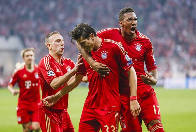Mario Gomez ( Bayern 33 ) jubelt nach dem Tor zum 3-0 mit Frank Ribery (Bayern 7), Jerome BOATENG (Bayern Nr.17) Jubel, Freude, Emotionen, Feiern, Lachen, jubelt, freuen, reisst die Arme hoch, ballt die Faust FC BAYERN München - FC BARCELONA ( 4- 0) Fussball UEFA Champions League, Halbfinale Hinspiel, München, 23.04.2013 CL Saison 2012 2013, FCB, München, BARCA
