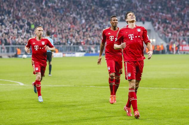Mario Gomez ( Bayern 33 ) jubelt nach dem Tor zum 2-0 mit Jerome BOATENG (Bayern Nr.17), Frank Ribery (Bayern 7), Jubel, Freude, Emotionen, Feiern, Lachen, jubelt, freuen, reisst die Arme hoch, ballt die Faust FC BAYERN München - FC BARCELONA ( 4- 0) Fussball UEFA Champions League, Halbfinale Hinspiel, München, 23.04.2013 CL Saison 2012 2013, FCB, München, BARCA