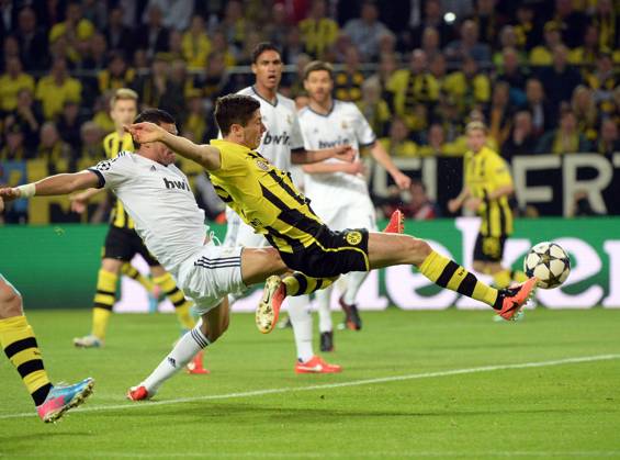 24.04.2013, xjhx,UEFA Champions League, Borussia Dortmund - Real Madrid, v.l. Pepe Keppler De Lima(Real Madrid), Robert Lewandowski (Borussia Dortmund) Goal scored, Tor zum 1:0