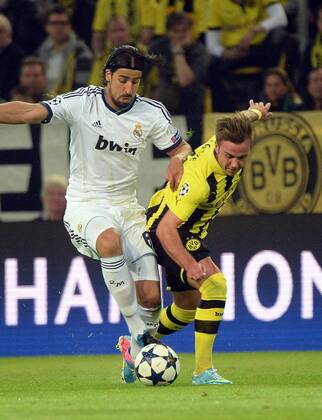 24.04.2013, xjhx,UEFA Champions League, Borussia Dortmund - Real Madrid, v.l. Sami Khedira (Real Madrid), Mario Goetze (Borussia Dortmund)