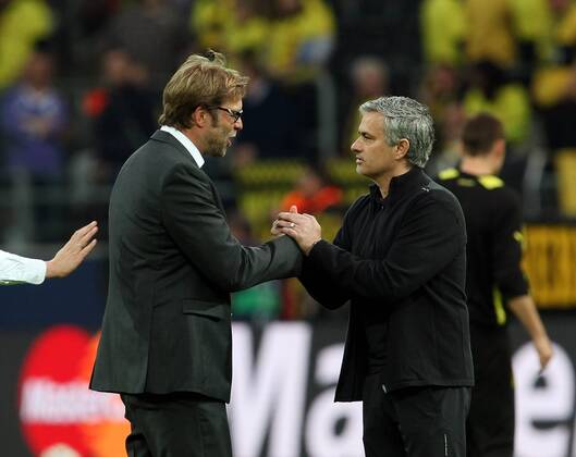 V.li. Trainer Jürgen Klopp (BVB) und Trainer Jose Mourinho (Real) begrüssen sivh . Borussia Dortmund-Real Madrid . Dortmund, GER, 24.04.2013 , Halbfinale, Fussball-Champions League 2012-2013 .