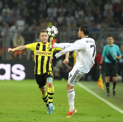 Cristiano RONALDO (Real Madrid) im Zweikampf mit Jakub BLASZCZYKOWSKI (Kuba) (Borussia Dortmund), Aktion Action EP_Neis