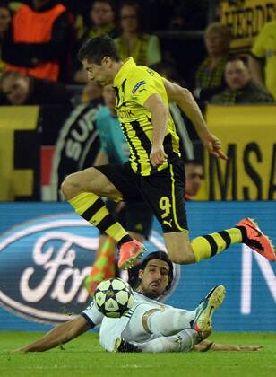 24.04.2013, xjhx,UEFA Champions League, Borussia Dortmund - Real Madrid, v.l. Sami Khedira (Real Madrid), Robert Lewandowski (Borussia Dortmund)