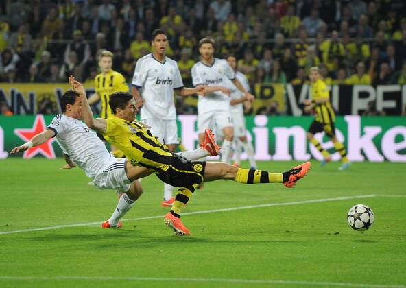 FUSSBALL CHAMPIONS LEAGUE HALBFINALE HINSPIEL 2012 2013 Borussia Dortmund - Real Madrid 24.04.2013 Robert Lewandowski (re, Borussia Dortmund) erzielt das Tor zum 1:0 