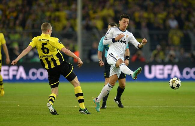 FUSSBALL CHAMPIONS LEAGUE HALBFINALE HINSPIEL 2012 2013 Borussia Dortmund - Real Madrid 24.04.2013 Sven Bender (li, Borussia Dortmund) gegen Mesut Özil (re, Real Madrid) 