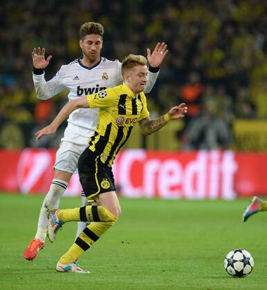 FUSSBALL CHAMPIONS LEAGUE HALBFINALE HINSPIEL 2012 2013 Borussia Dortmund - Real Madrid 24.04.2013 Sergio Ramos (li, Real Madrid) gegen Marco Reus (re, Borussia Dortmund) 