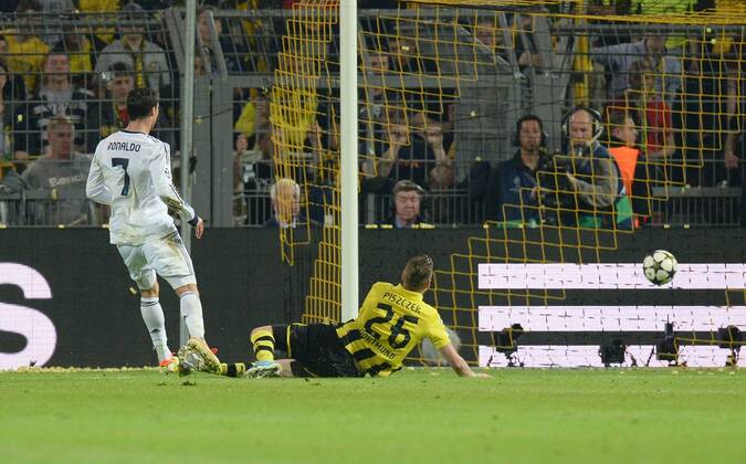 FUSSBALL CHAMPIONS LEAGUE HALBFINALE HINSPIEL 2012 2013 Borussia Dortmund - Real Madrid 24.04.2013 Cristiano Ronaldo (li, Real Madrid) erzielt das Tor zum 1:1. Lukasz Piszczek (re, Borussia Dortmund) kommt zu spaet 