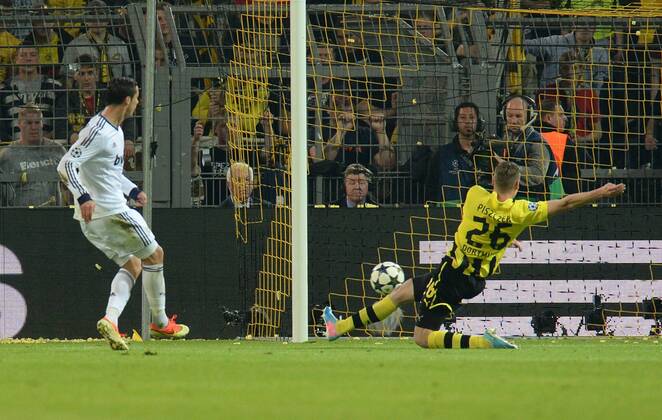 FUSSBALL CHAMPIONS LEAGUE HALBFINALE HINSPIEL 2012 2013 Borussia Dortmund - Real Madrid 24.04.2013 Cristiano Ronaldo (li, Real Madrid) erzielt das Tor zum 1:1. Lukasz Piszczek (re, Borussia Dortmund) kommt zu spaet 