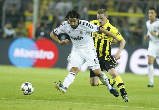 Sami KHEDIRA, Nr. 6 Real im Zweikampf , Aktion um den Ball gegen Sven BENDER, 6 BVB Aktion, Zweikampf, Spielszene, Tackling, Ball BORUSSIA DORTMUND - REAL MADRID ( - ) Fussball UEFA Champions League, Halbfinale Hinspiel, Dortmund, 24.04.2013 CL Saison 2012 2013, BVB, RM
